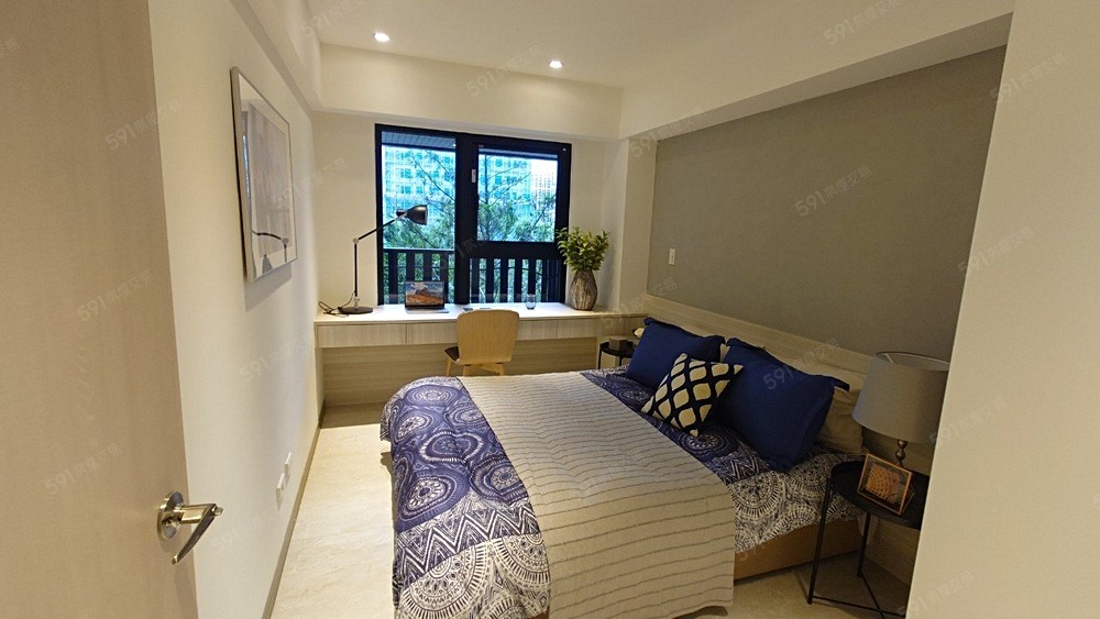 主臥面朝窗外樹梢綠景，每個早晨充滿活力！