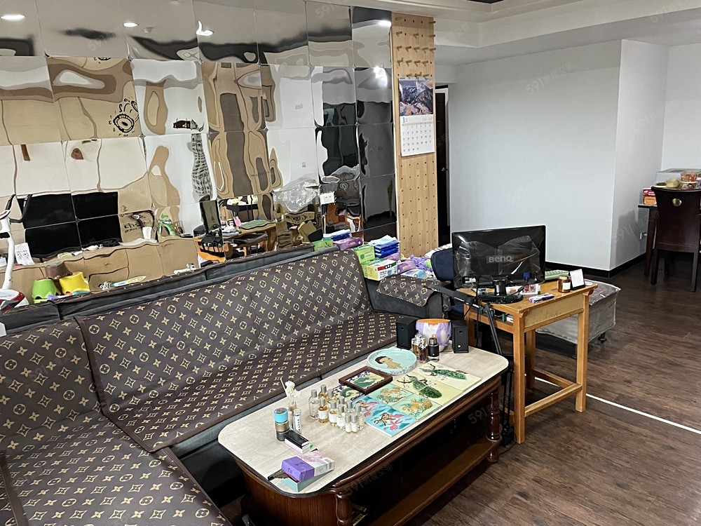 豪華鋪木地板大客廳