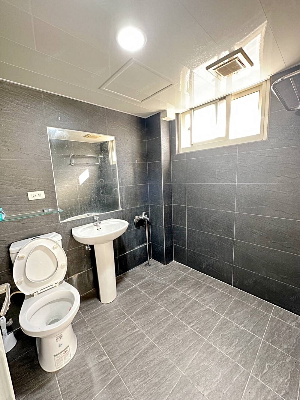 浴室也有窗戶唷