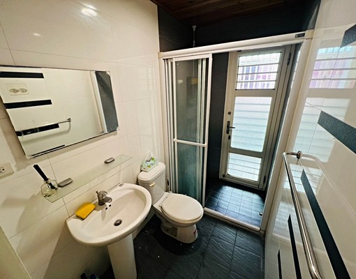 獨立洗衣機。流理台。小陽台 - Image 7