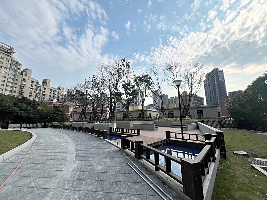 岳泰峰碩實景圖