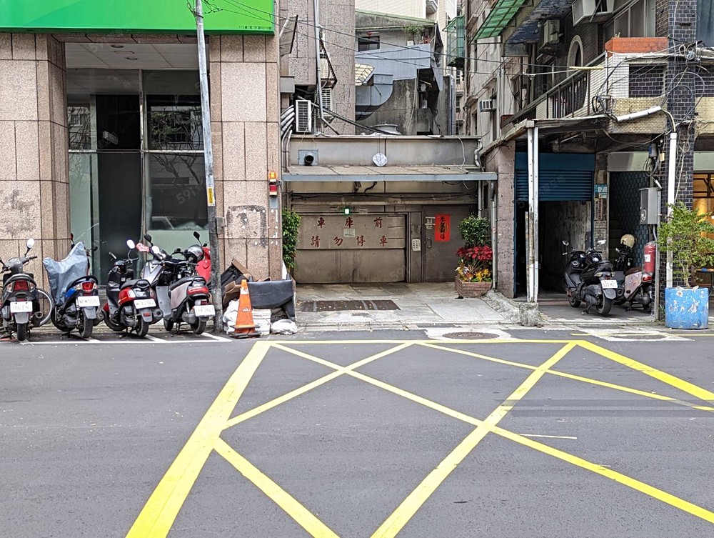 汽車出入口外部