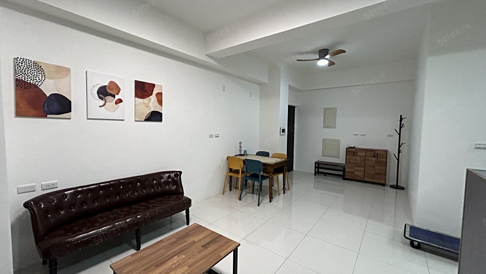 從客廳往門口看