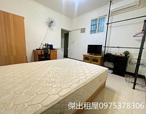 傑出租屋/市府稀有1樓,挑高,室內機車位! - Image 2
