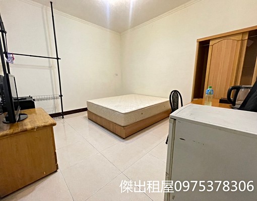 傑出租屋/市府稀有1樓,挑高,室內機車位! - Image 1