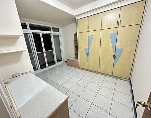 鄰路透天~超大空間~價錢好談!可營登 - Image 8