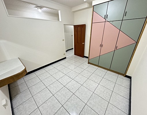 鄰路透天~超大空間~價錢好談!可營登 - Image 10