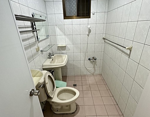 鄰路透天~超大空間~價錢好談!可營登 - Image 13