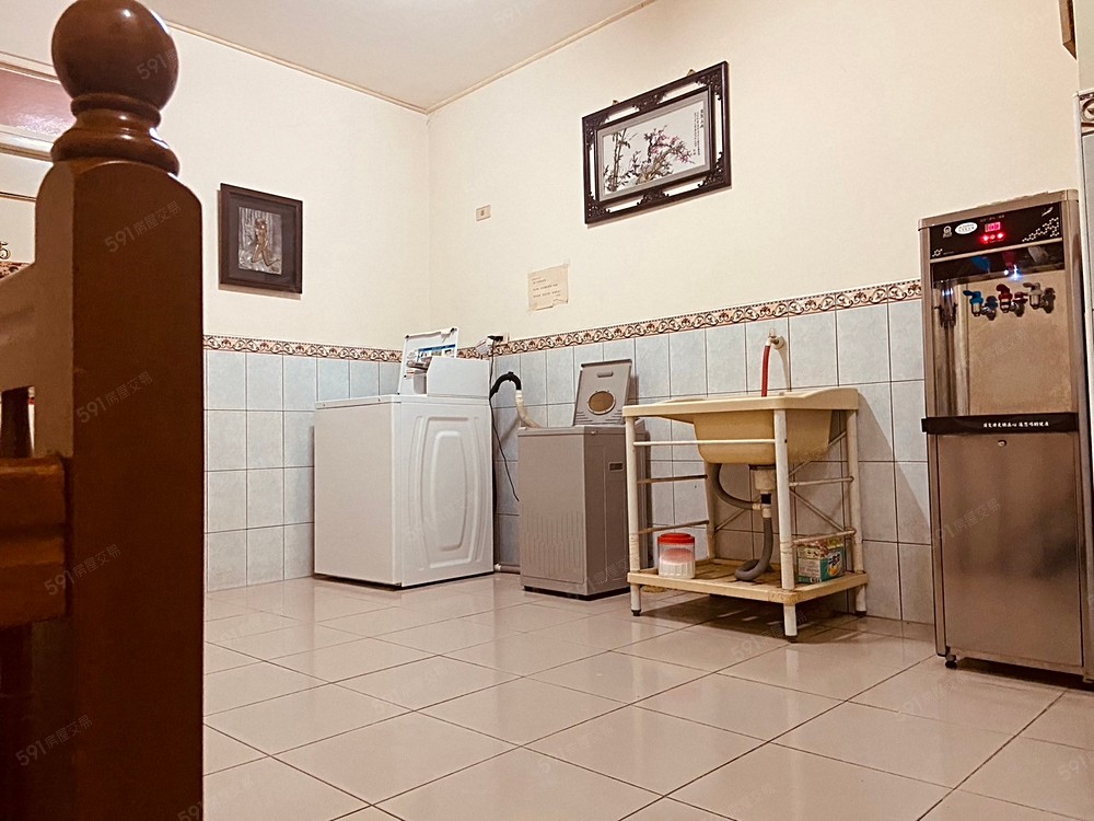 二樓公共空間備有洗衣機、脫水機、飲水機