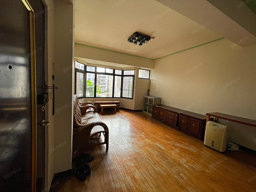 客廳，格局方正