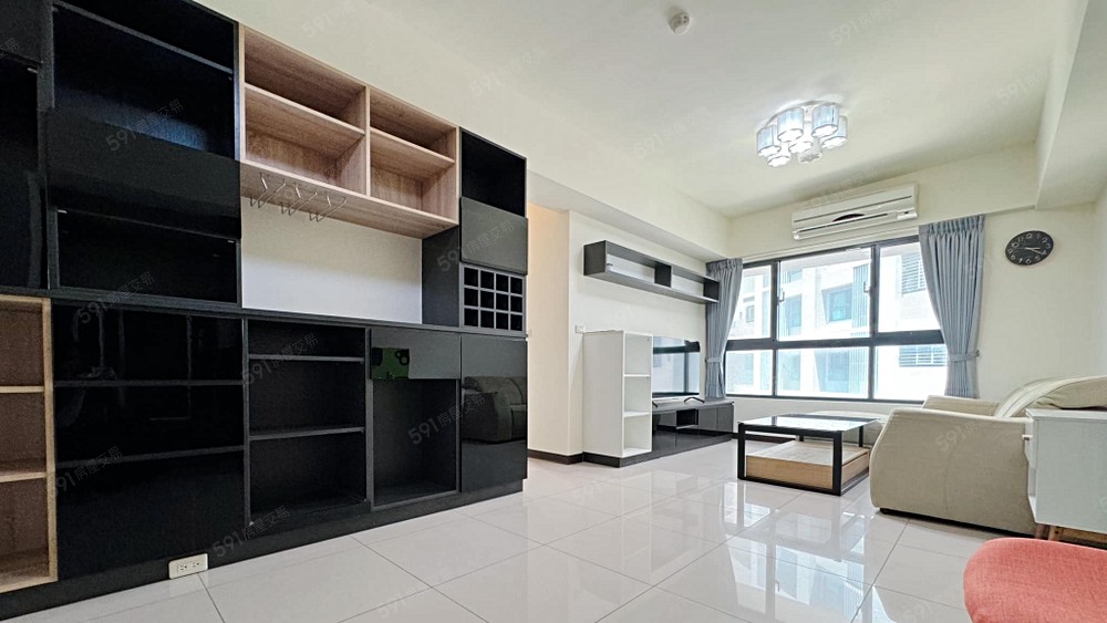 客廳備有附插座系統櫃，收納或放置小家電都方便