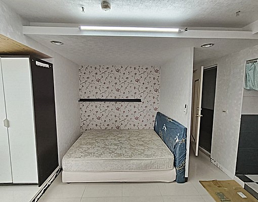 家樂福斜對面，電梯大樓，時尚美裝潢 - Image 1