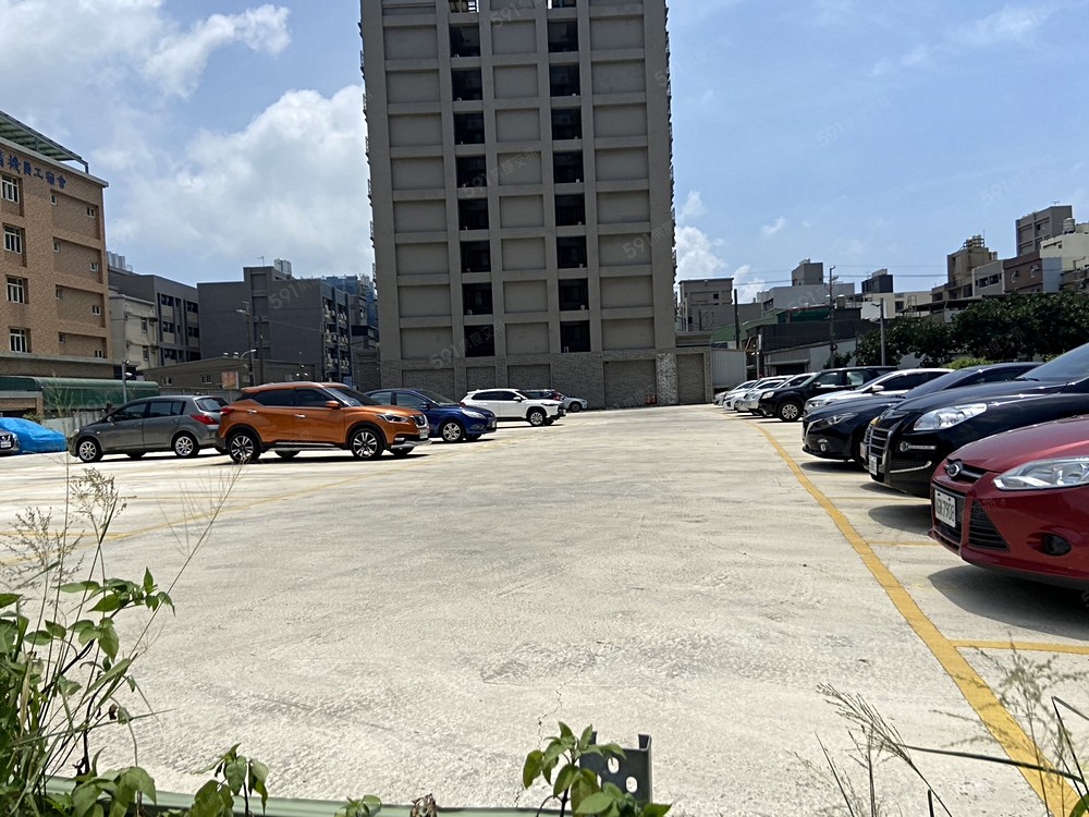 對面多處停車場 停車方便
1天100元1小時20元