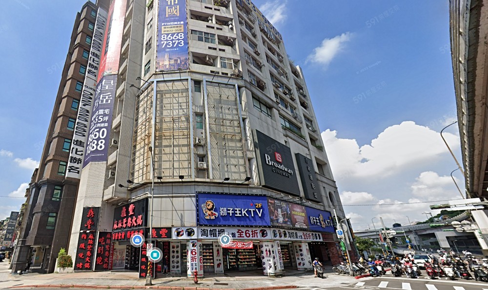 店面臨百老匯影城,獅子王KTV。