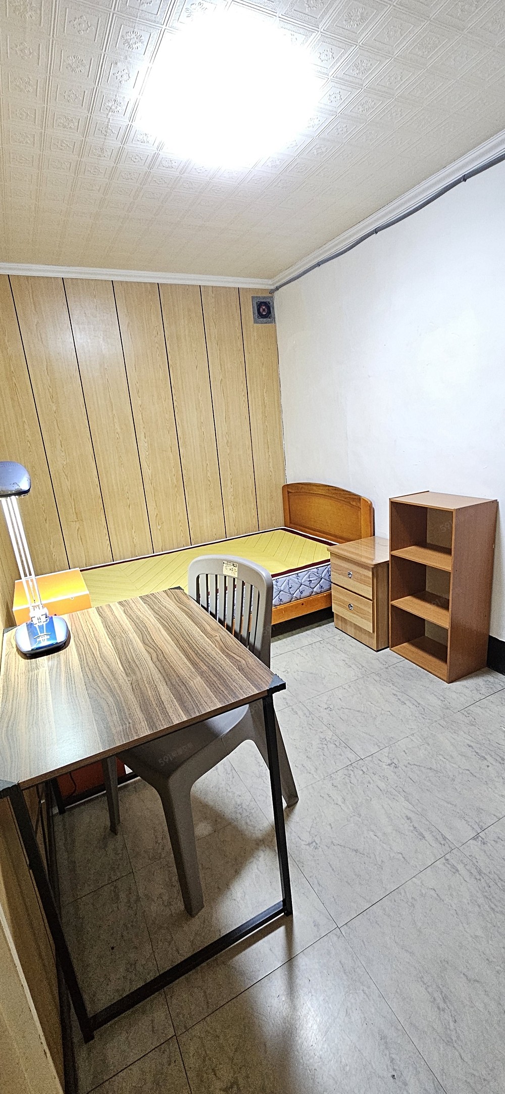 客室1.變頻式冷氣,單床,書桌,床邊櫃,衣櫃.