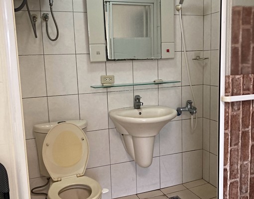 近淡水捷運站,鬧區靜巷,生活機能優。 - Image 4