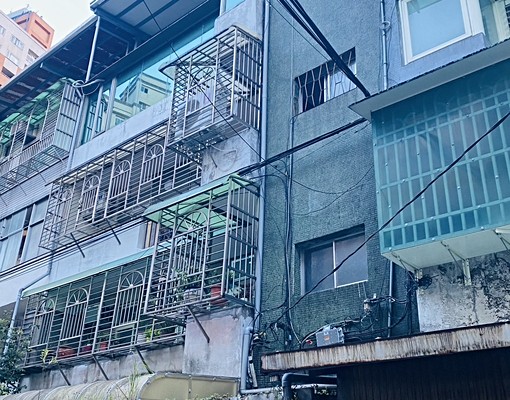 新店區公所捷運站🍎邊間採光亮麗二房🍎公寓三樓 - Image 2