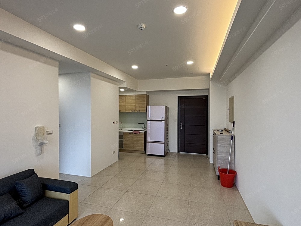 廚房與客廳空間分明,房屋高度足夠不會有壓迫感