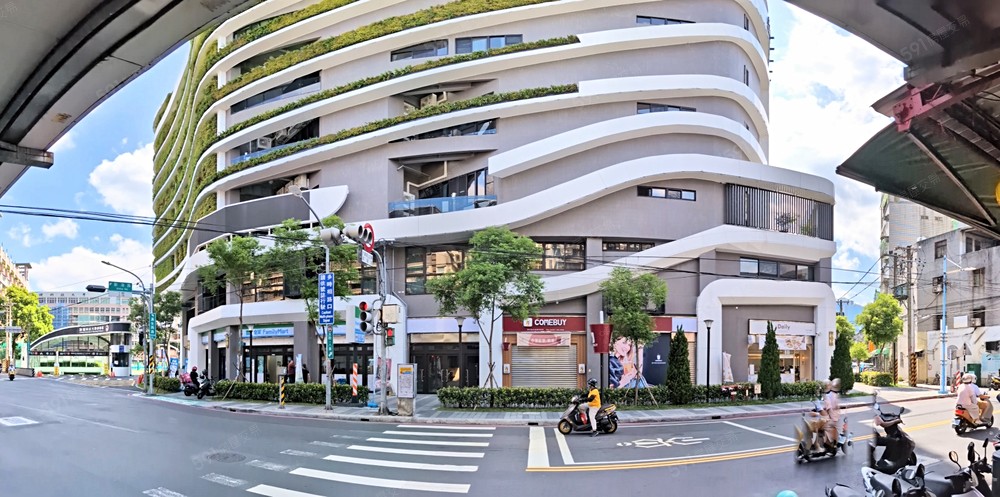 正對面店家(全家、COMEBUY、達利早餐)