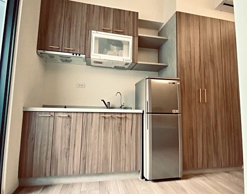 台中文學館旁|頂級裝潢電梯大套房|含浴缸陽台 - Image 9