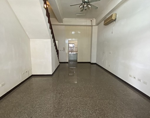 輕屋齡近74號旁整棟四樓透天店面 - Image 1