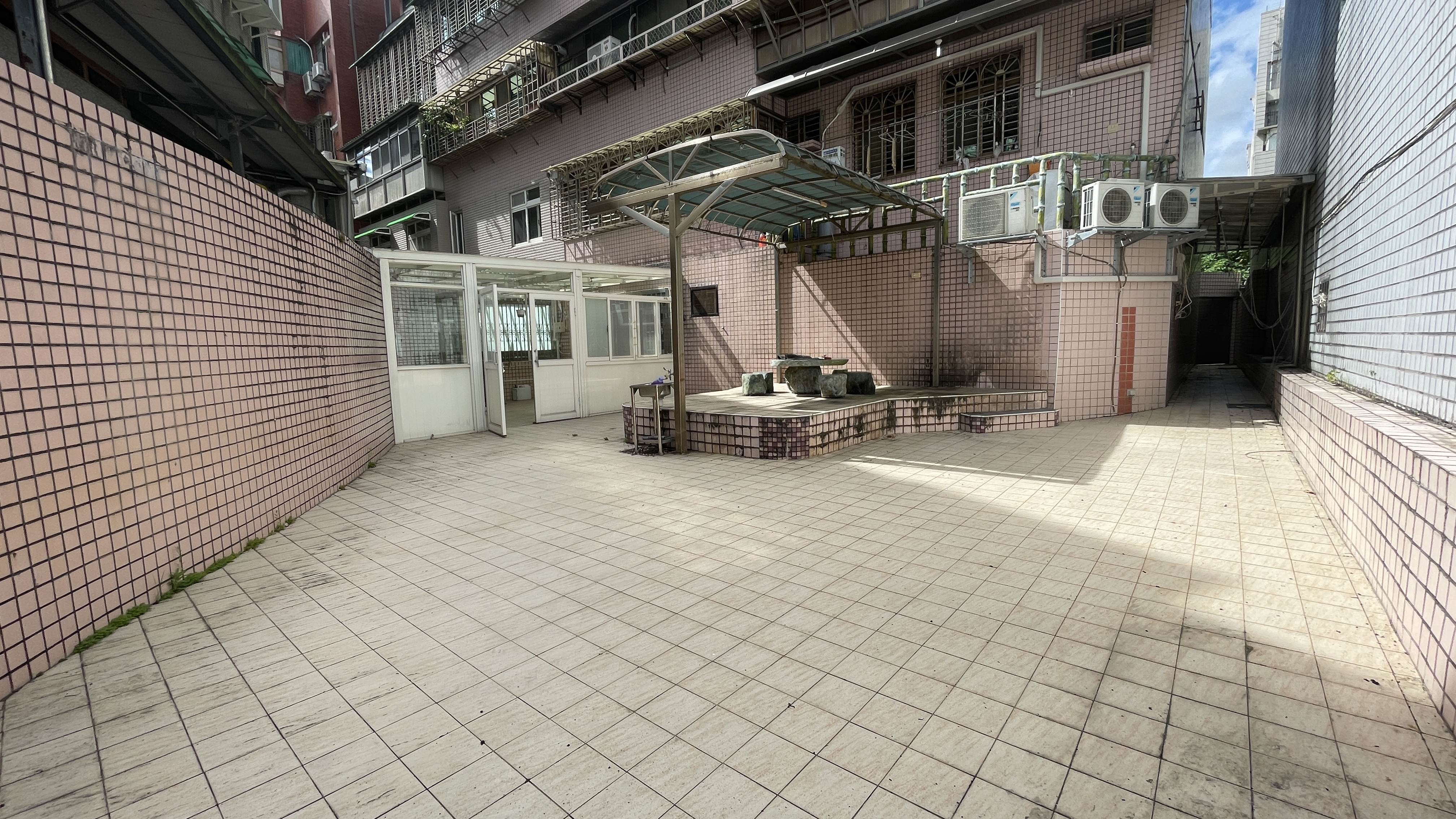 捷運大湖公園站~庭院大空間+雙坡平車位