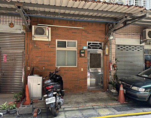 離捷運站走路3分鐘,一樓可停機車,曬衣服,靠近市場 - Image 1
