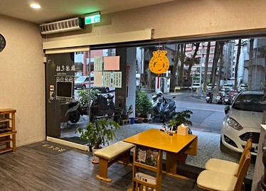 正對面公有停車場，門口可停2台車