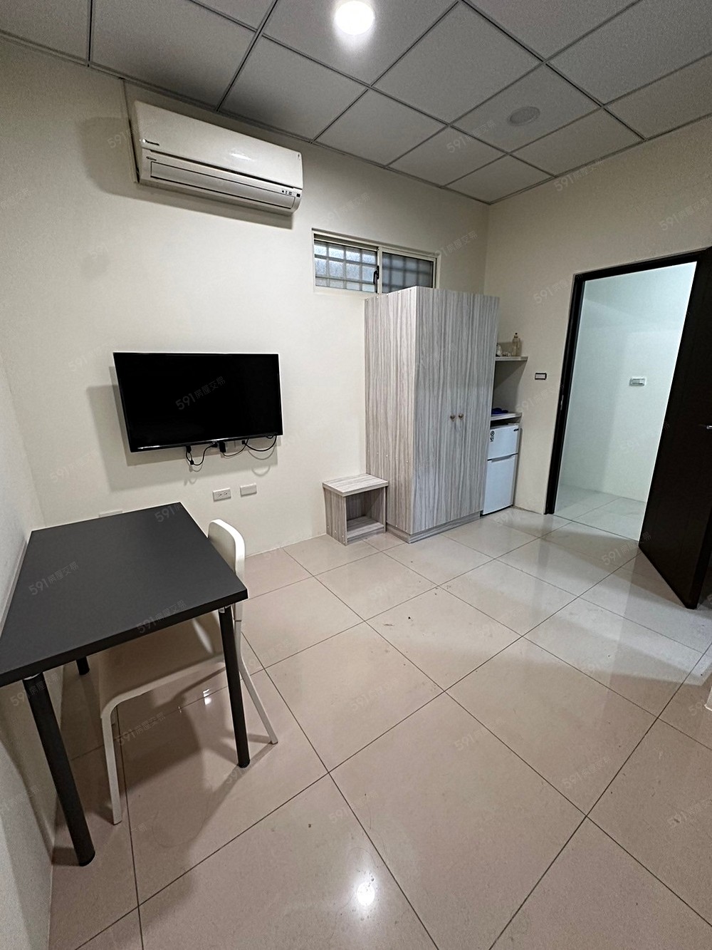 每房皆有小冰箱及電視