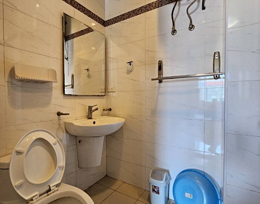 喜來登旁。景觀電梯套房出租。有陽台 - Image 6