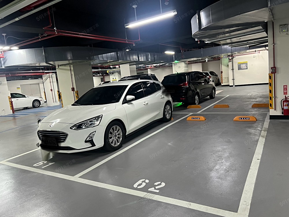 場內各式車輛停放