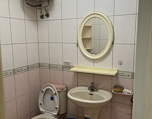 套房出租可來電洽詢果林國小旁 - Image 1