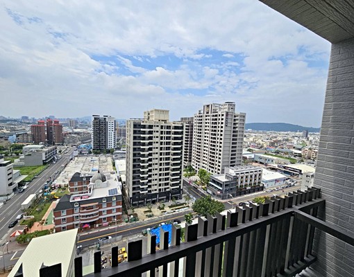 綠地第一排雙面採光新2房，附全新家具/家電，可租補 - Image 1