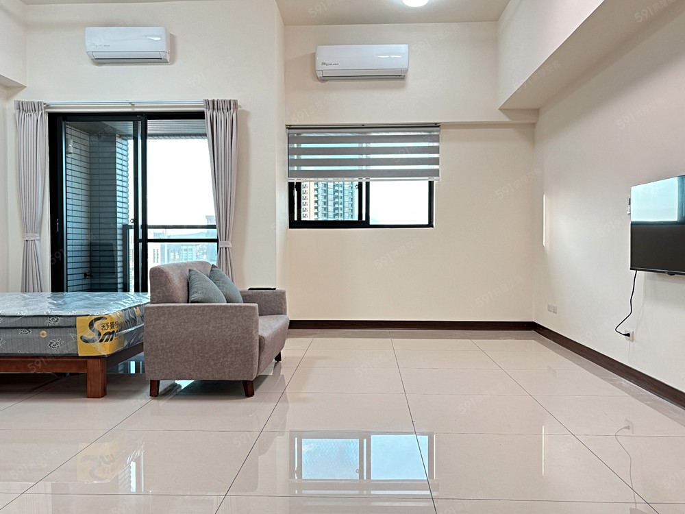 電視、冷氣、窗簾、實木床架、獨立筒床墊、沙發