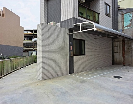 圓環東路全新完工電梯大套房,附近可租汽車 - Image 1