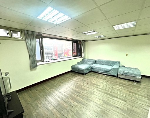 中和路!公寓3樓1+1房!可租補免仲介費 - Image 2