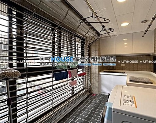MRT港墘.國美知名建案.露臺戶3+1.公設建全 - Image 14