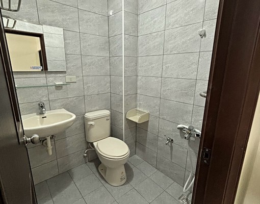 王公路全新透天電梯/套房/陽台型 - Image 5