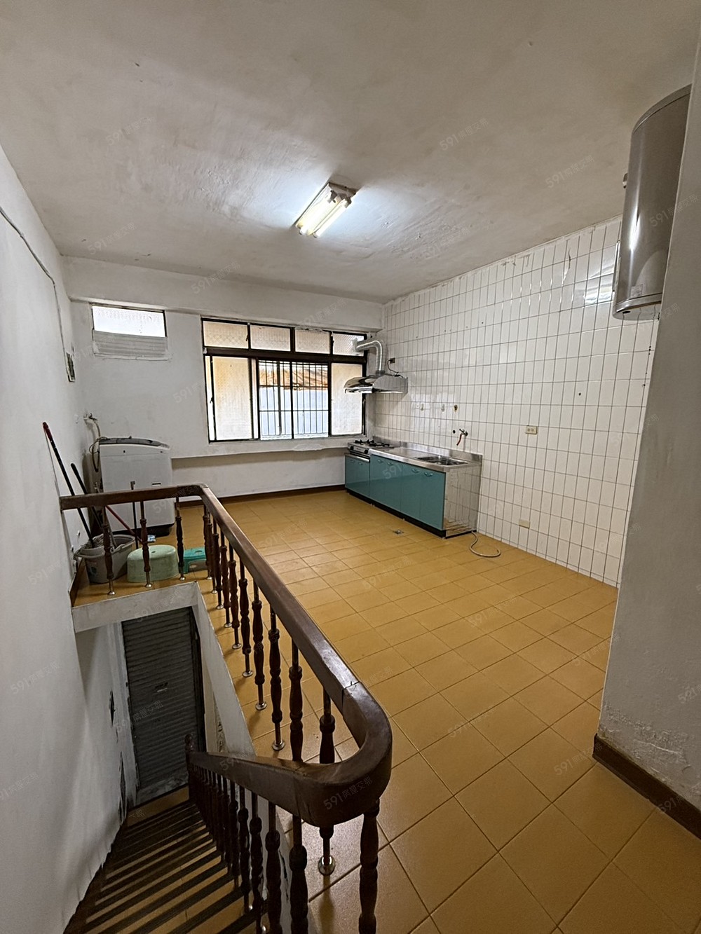 二樓廚房和廁所。有洗衣機和瓦斯爐