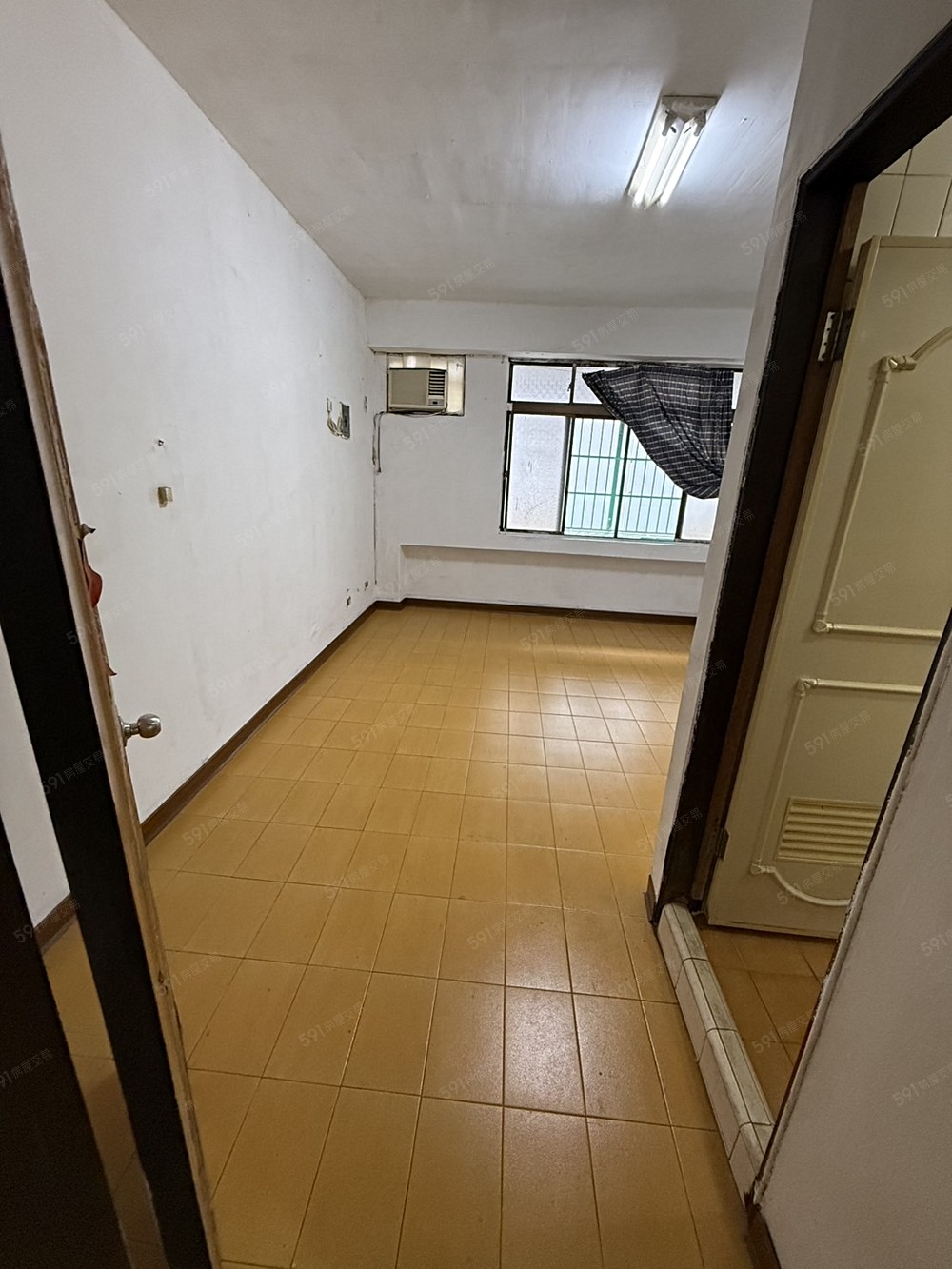 3樓一間房間,有廁所、冷氣