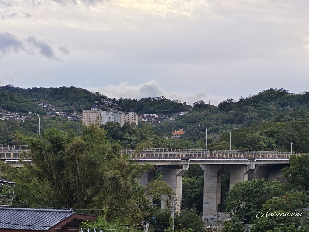 門前陽台外白日