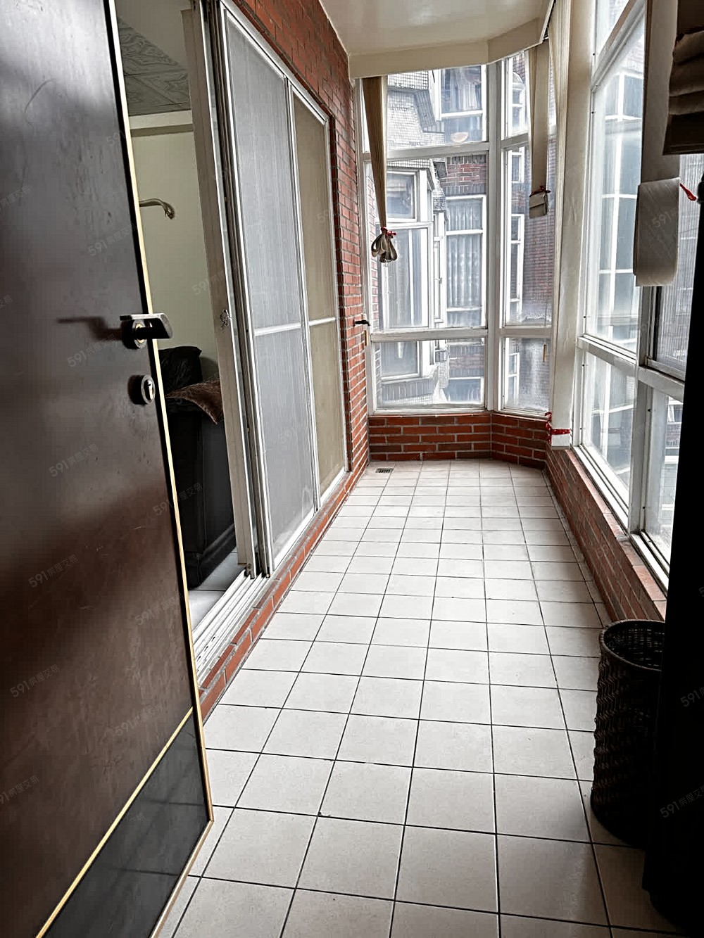 15樓出電梯進門玄關,右邊可見社區中庭游泳池