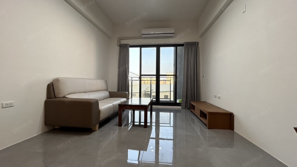 客廳大面積採光、高質感家具