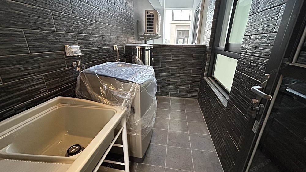 大工作陽台、電熱水器、洗衣機、洗衣槽通通都附