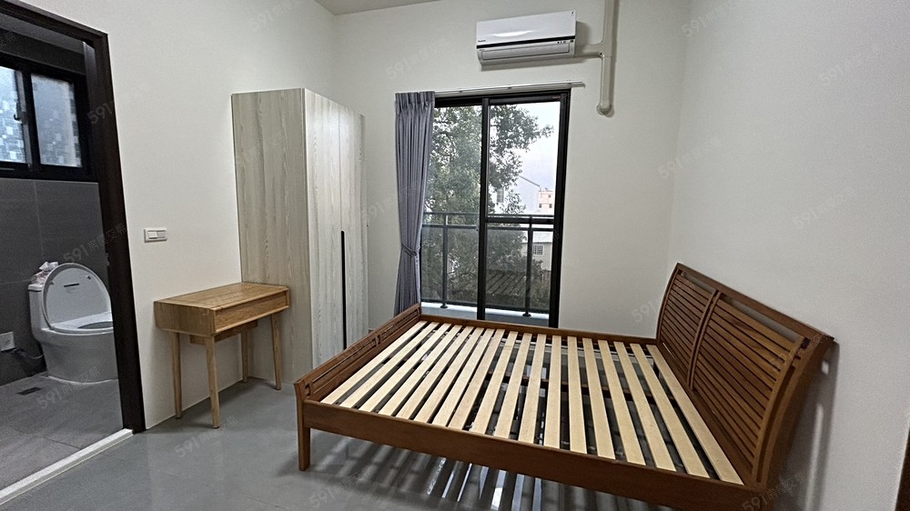 套房主臥，高質感詩肯柚木家具