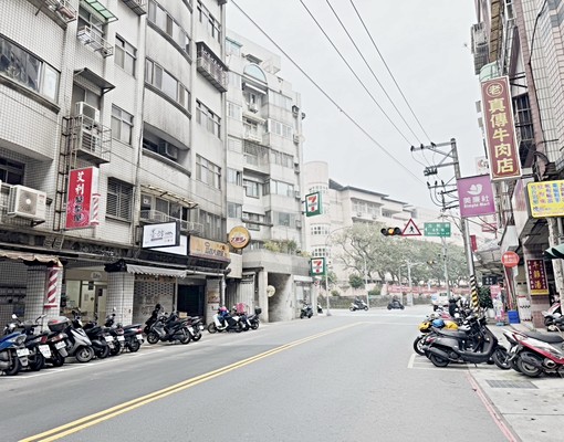 正德國中對面電梯有家具 - Image 1
