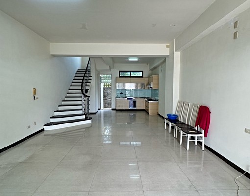 烏日高鐵特區透天4樓含車位住辦皆可 - Image 2