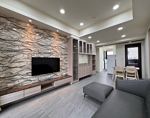 青埔地王#步行高鐵4分#全聯/影城皆在正對面#報稅可談 - Image 1