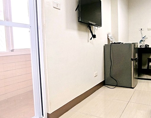 陽台優質WIFI套房.高應大.雄工旁可以寵可以租屋補助 - Image 1