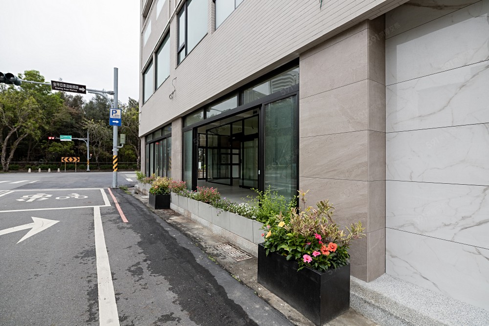 戶外有花卉景觀